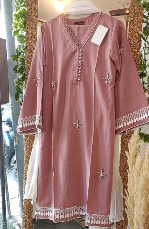  Women-Pink-kurta-black-Embroidery-Ethnic-wear